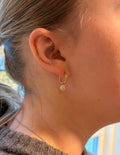 Perle øredobber beige (Hoops -  PVD coating)