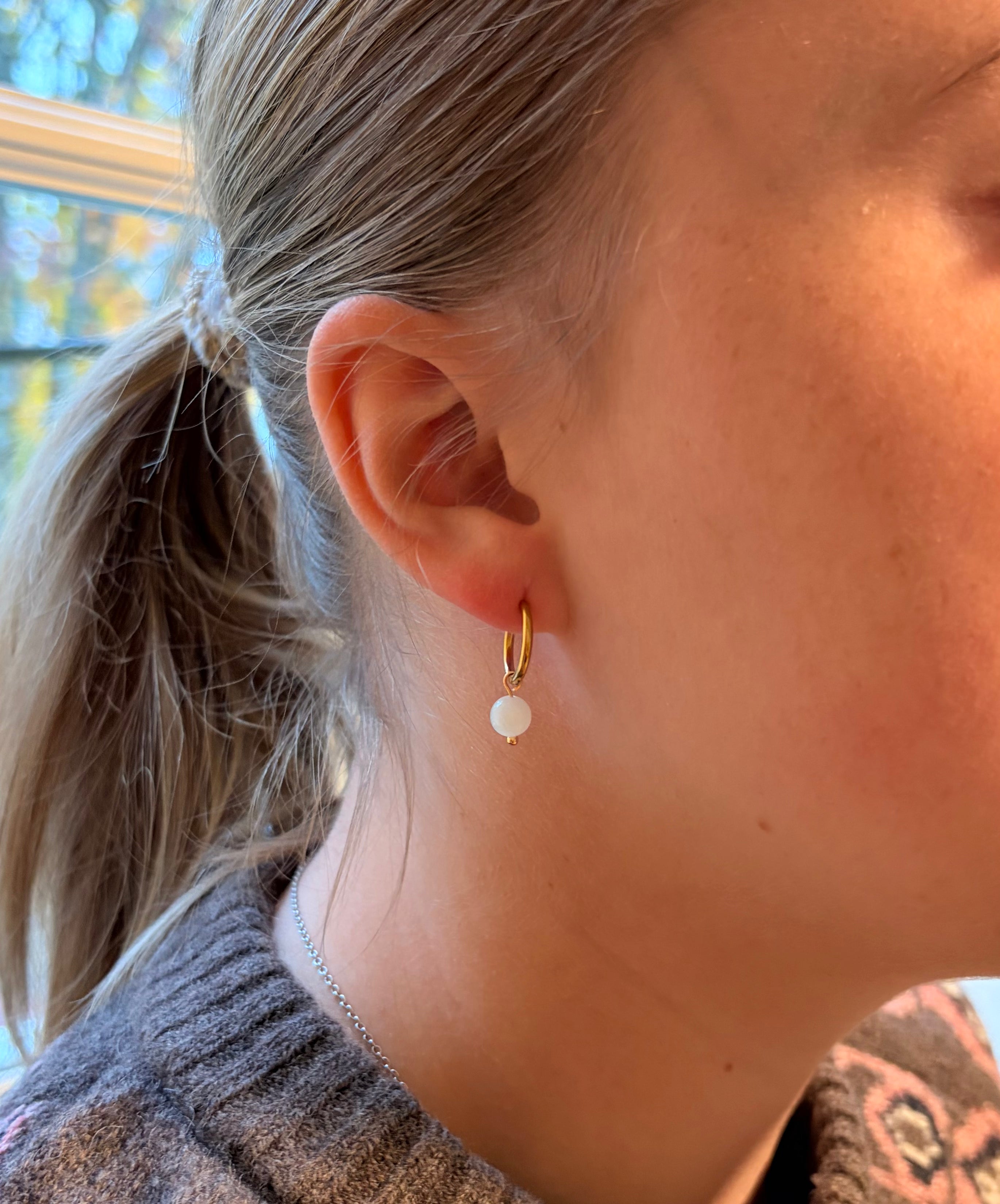 Perle øredobber - hvit (Hoops - PVD coating)