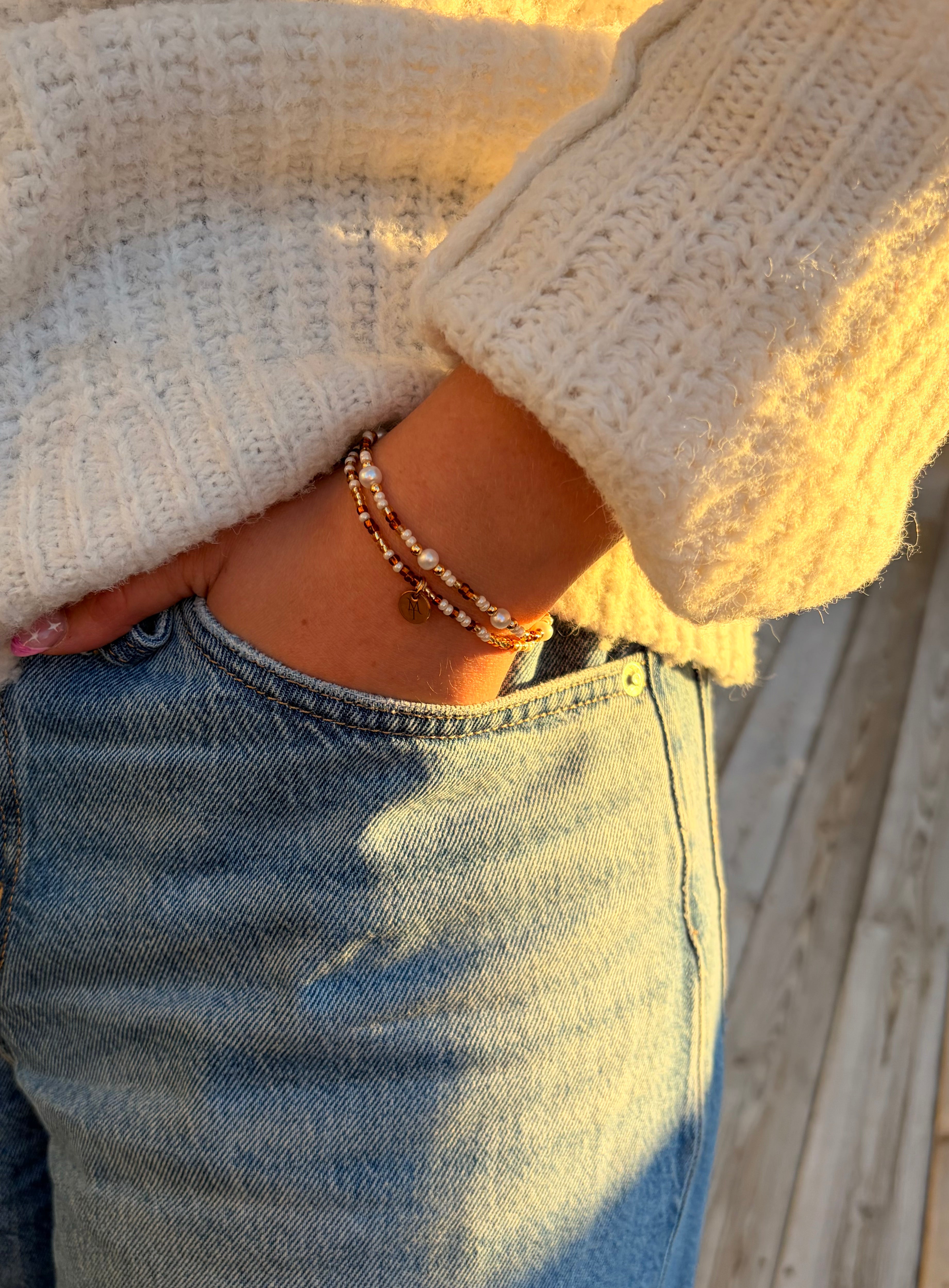 Sett med to armbånd (Strikk)
