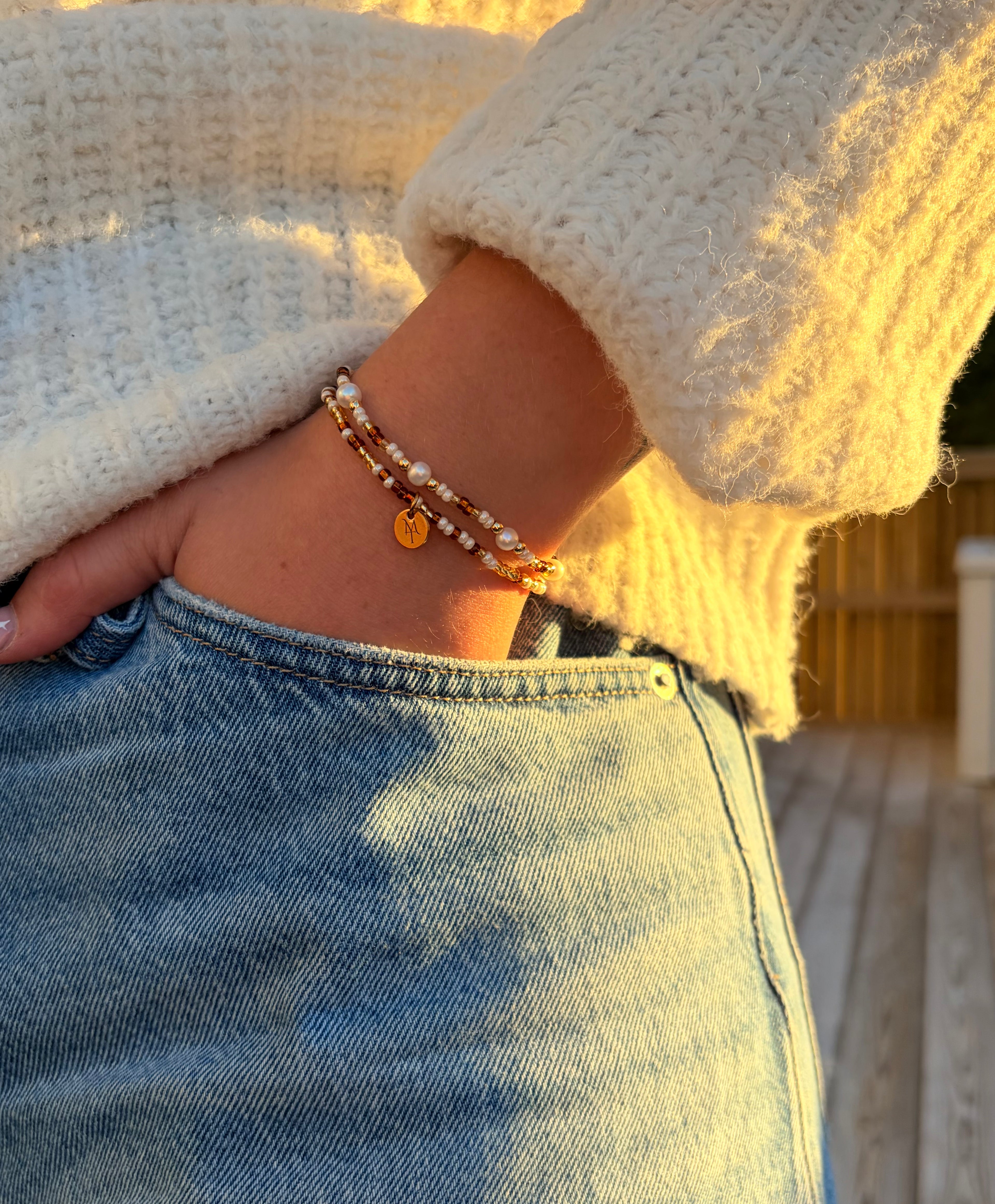 Sett med to armbånd (Strikk)