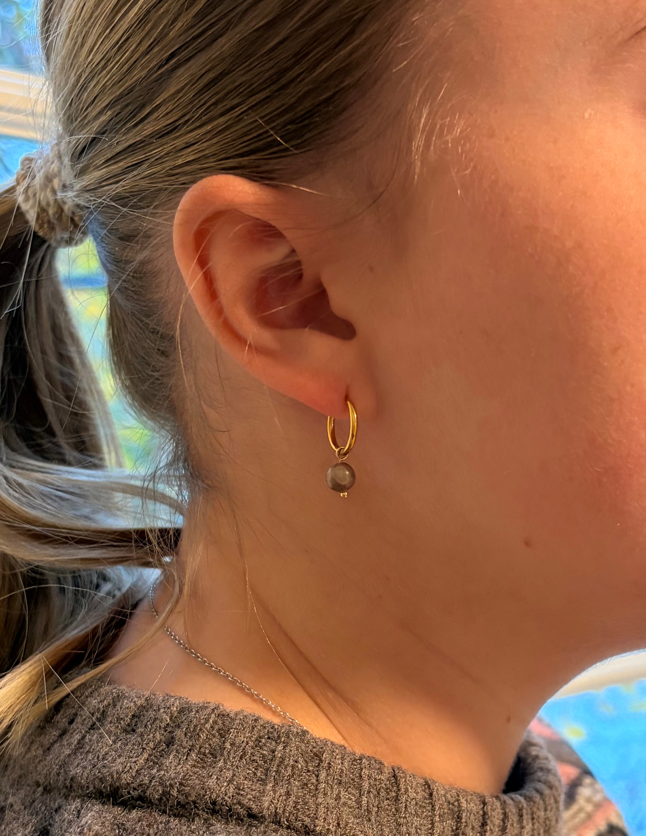 Perle øredobber mørk beige (Hoops - PVD coating)