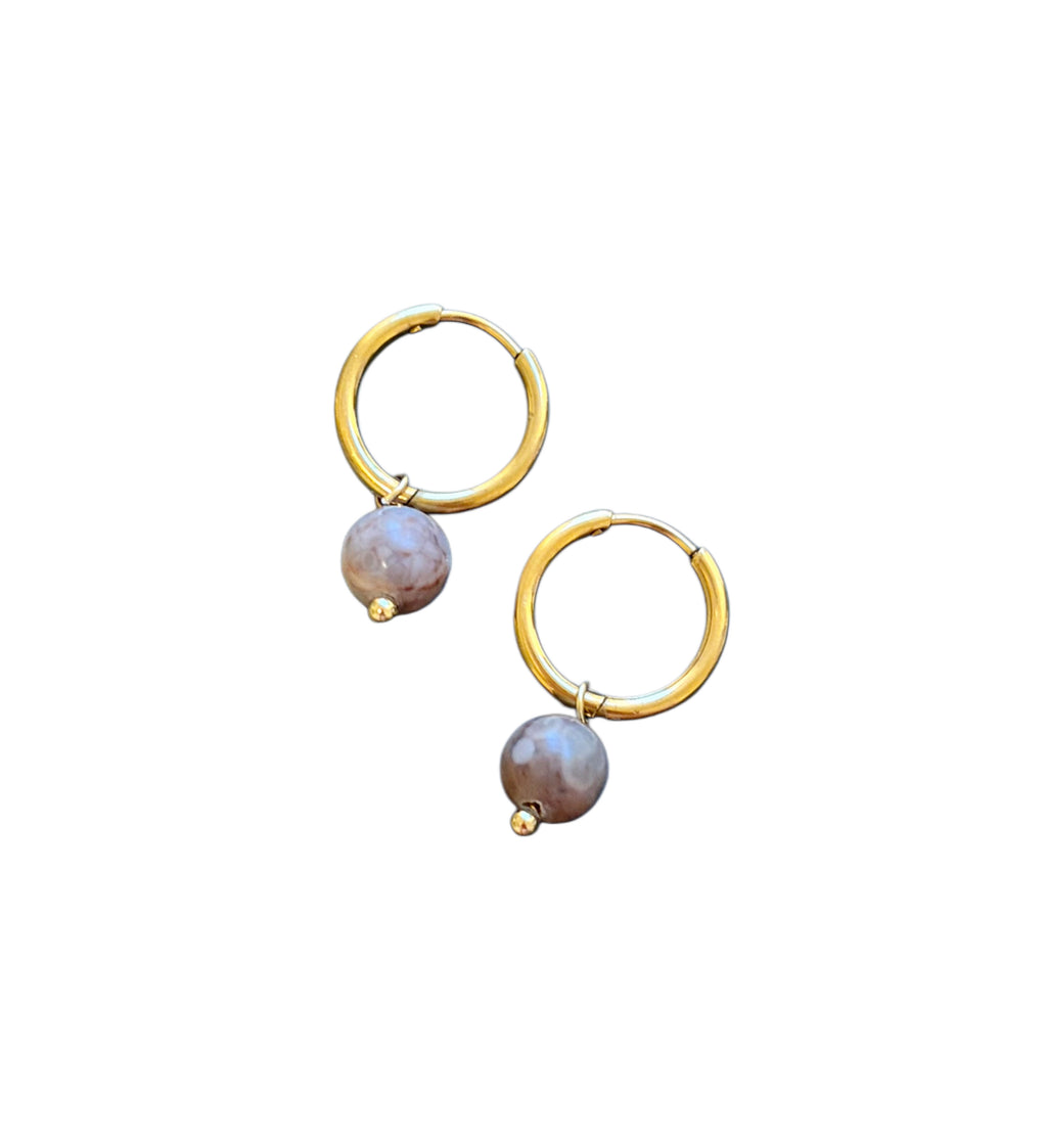 Perle øredobber mørk beige (Hoops - PVD coating)