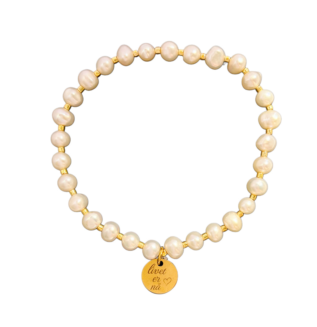 "Livet er nå" ferskvannsperle armbånd (strikk, vannfast)