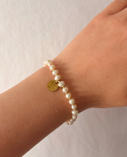 "Livet er nå" ferskvannsperle armbånd (strikk, vannfast)