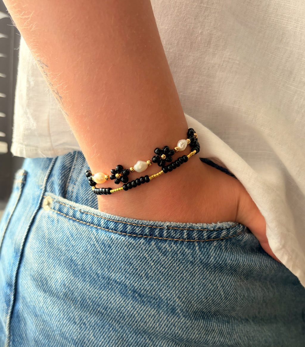 Sett med to armbånd (strikk og lås) - svart