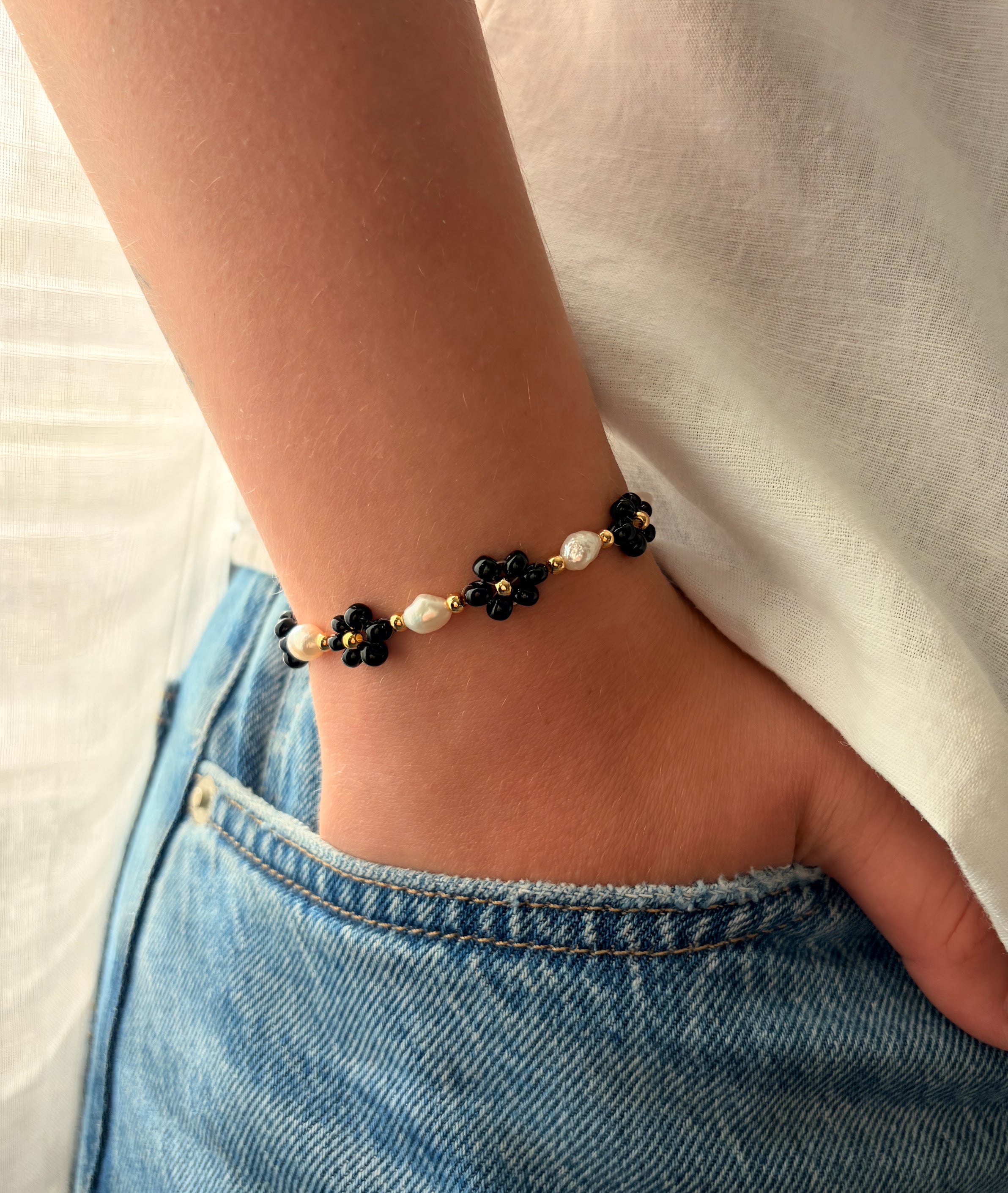 Svart blomst armbånd (lås med forlenger)