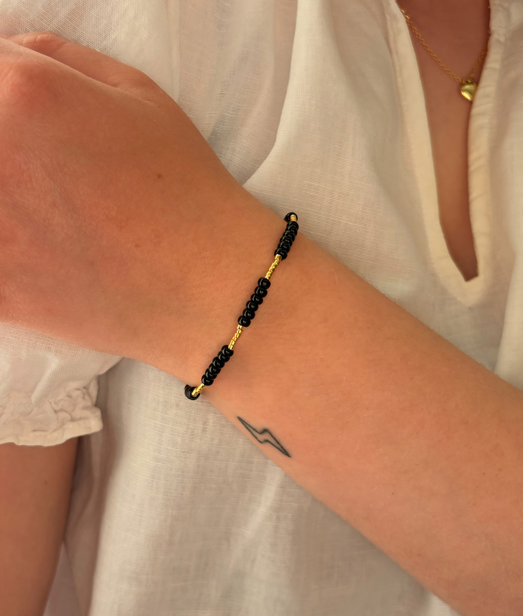 Svart armbånd (elastisk strikk)