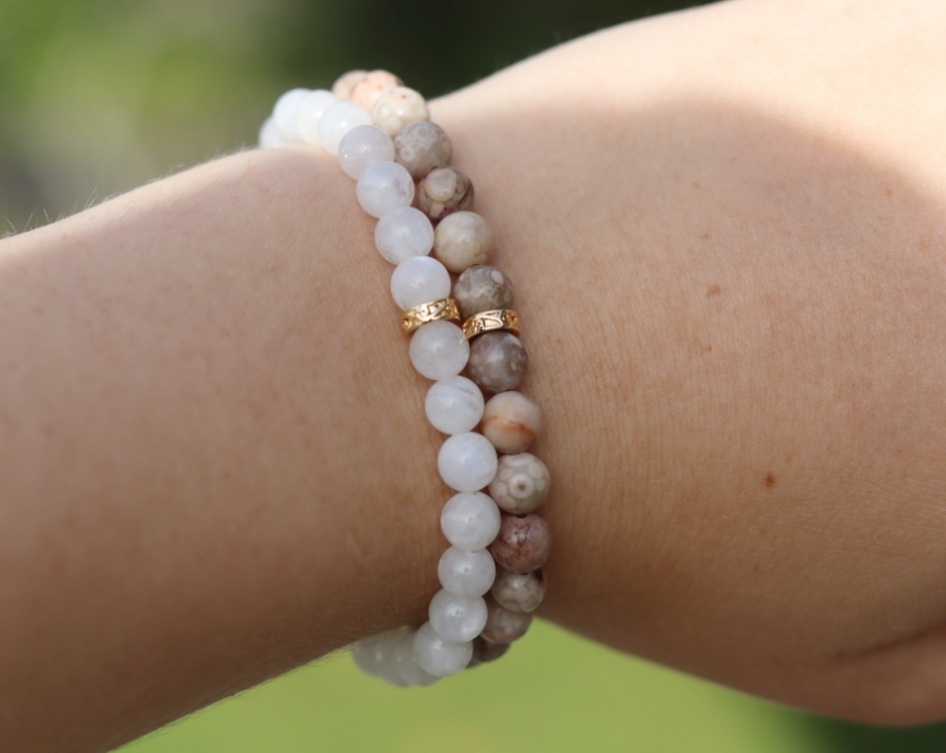 Beige glassperler armbånd (strikk)