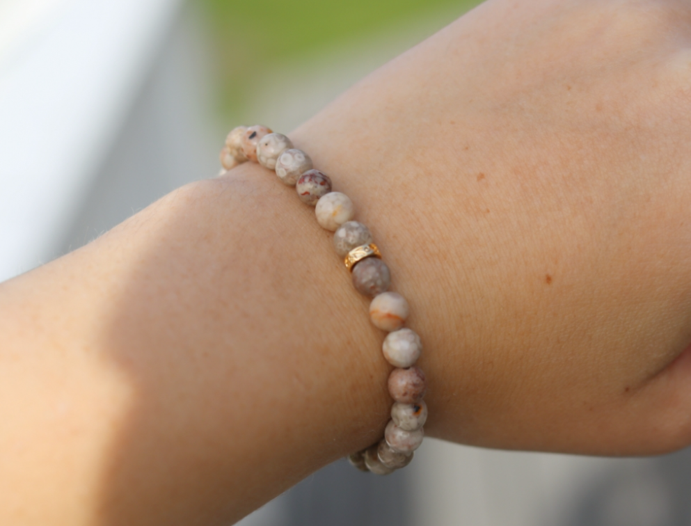 Beige glassperler armbånd (strikk)